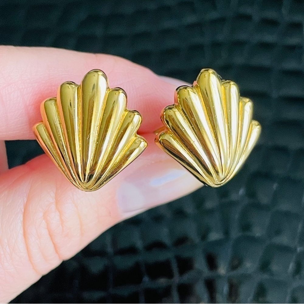 Crown Trifari Vintage Gold Plated Sea Shell Statement Nautical Clip On E… - Picture 1 of 15